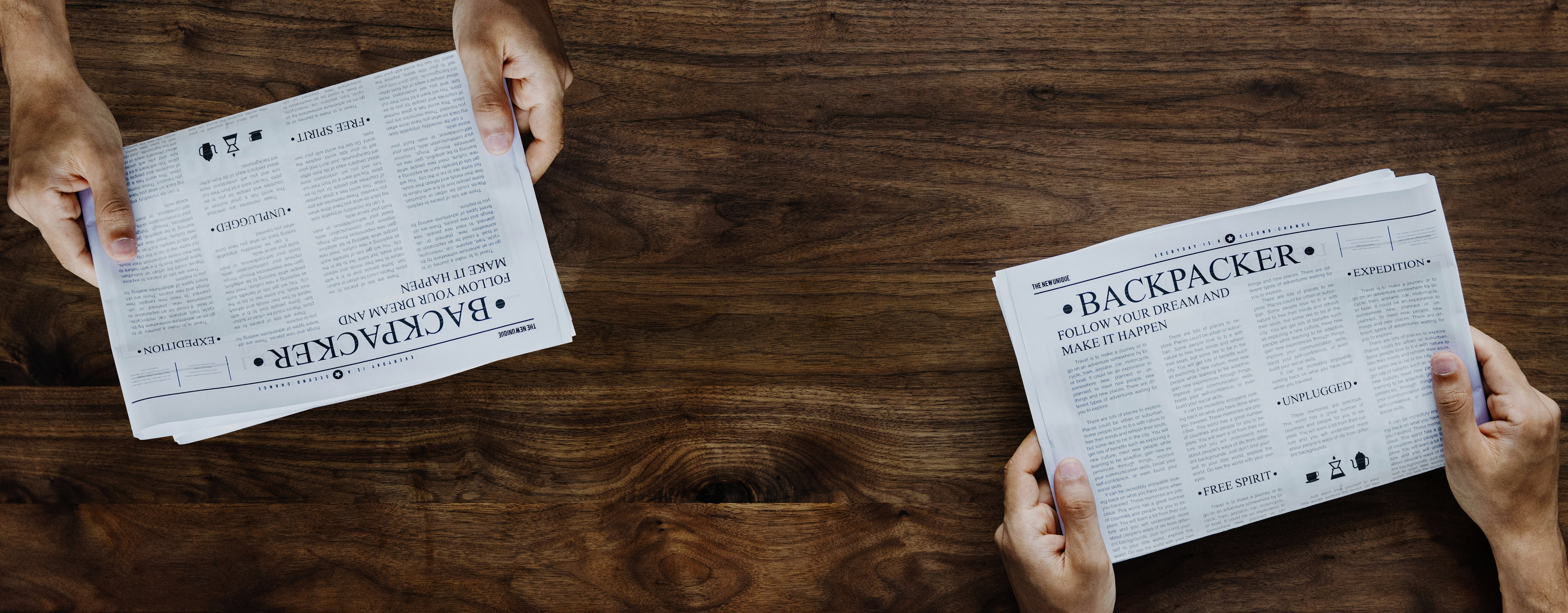 Mężczyzna czytający gazetę przy stole