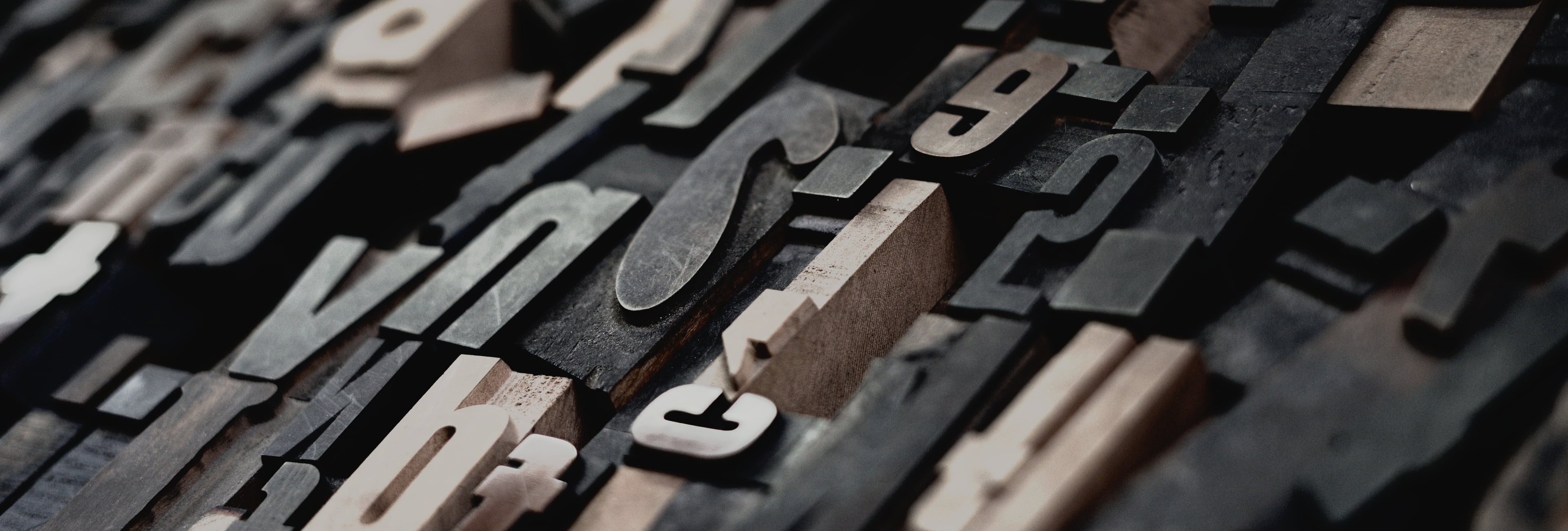 Znaki alfabetu złobione w drewnie