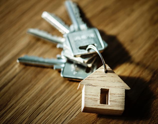 Klucze leżące na stole